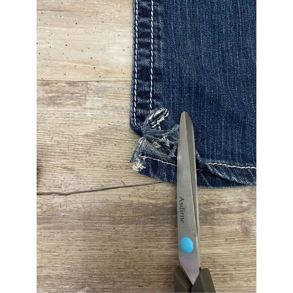 BKE Stella Flare Jeans Low Rise Distressed Rhinestone Women’s Sz 27 waist X 33.5 - Picture 5 of 10